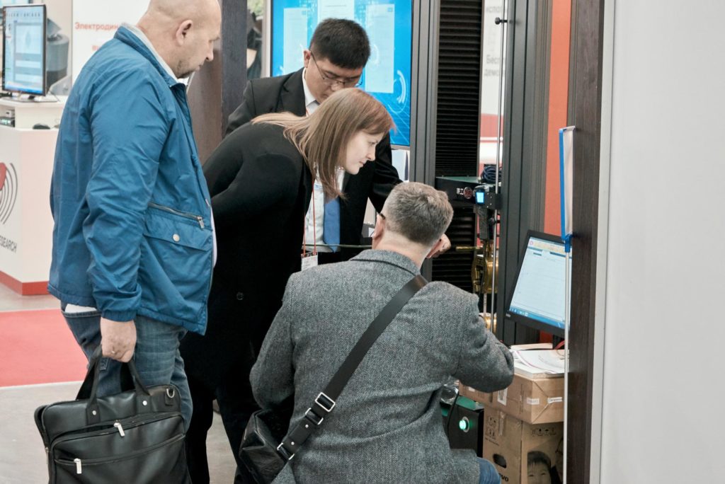 Проведение испытаний образцов на выставке Testing and Control 2019 Liangong
