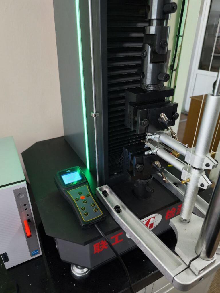 Испытание изоляционных материалов на разрывной машине Liangong CMT-5L в Иркутске